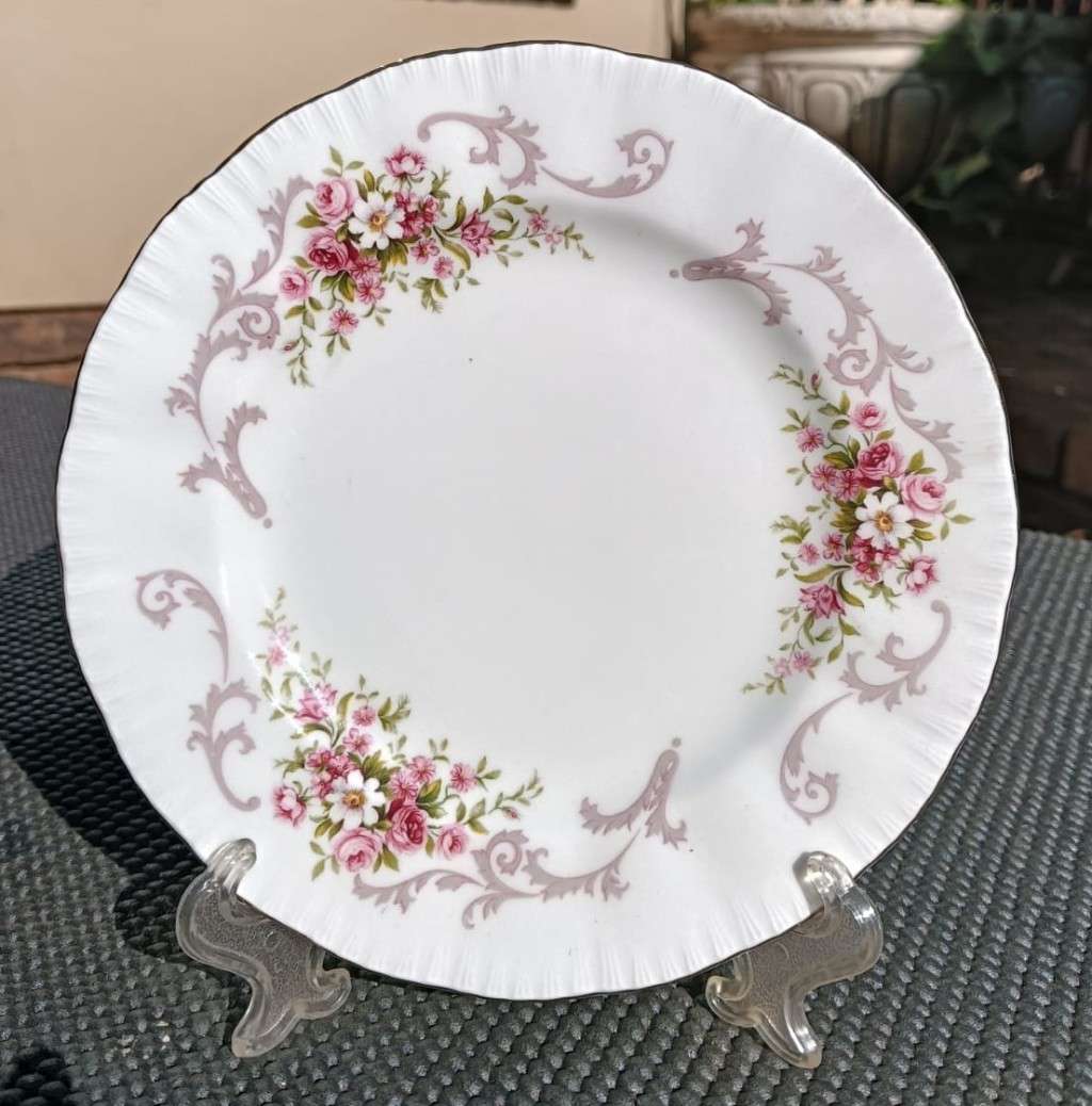 PARAGON ENGLAND 1950S ROSE BOUQUET PATTERN TRIO NO 1 BY APPOINTMENT QUEEN ELIZABETH II