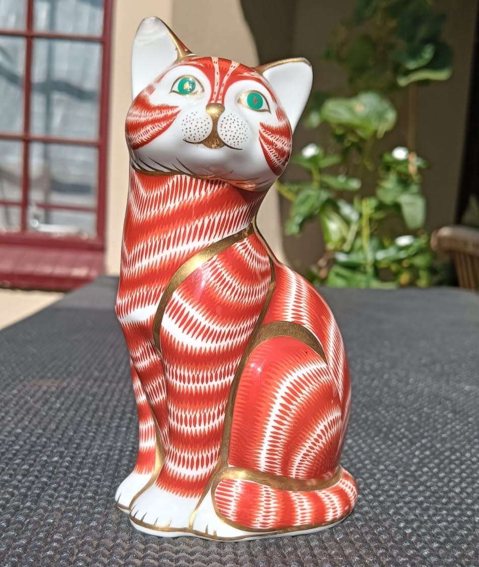 Royal Crown Derby Cat 1994 Imari Paperweight  22K Gold Highlights  Gold Stopper