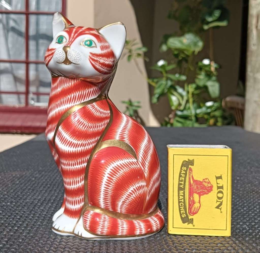 Royal Crown Derby Cat 1994 Imari Paperweight  22K Gold Highlights  Gold Stopper