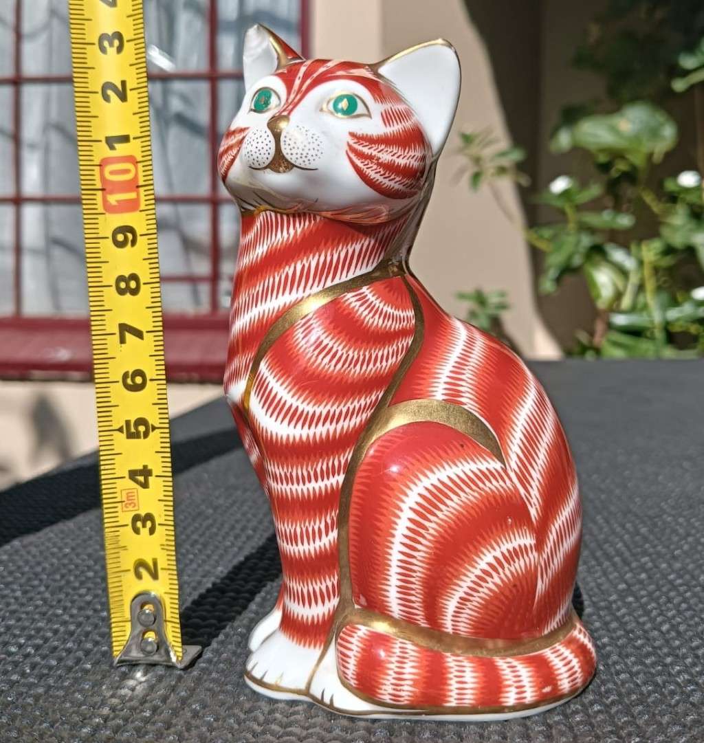Royal Crown Derby Cat 1994 Imari Paperweight  22K Gold Highlights  Gold Stopper