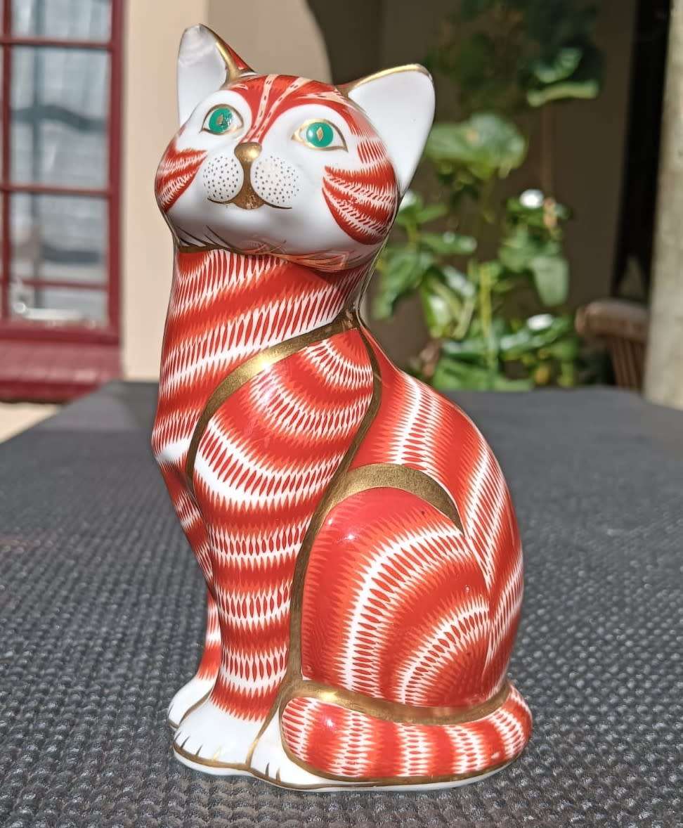 Royal Crown Derby Cat 1994 Imari Paperweight  22K Gold Highlights  Gold Stopper