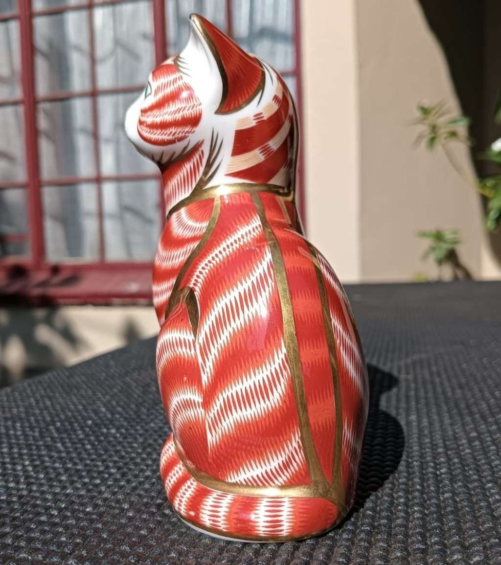 Royal Crown Derby Cat 1994 Imari Paperweight  22K Gold Highlights  Gold Stopper