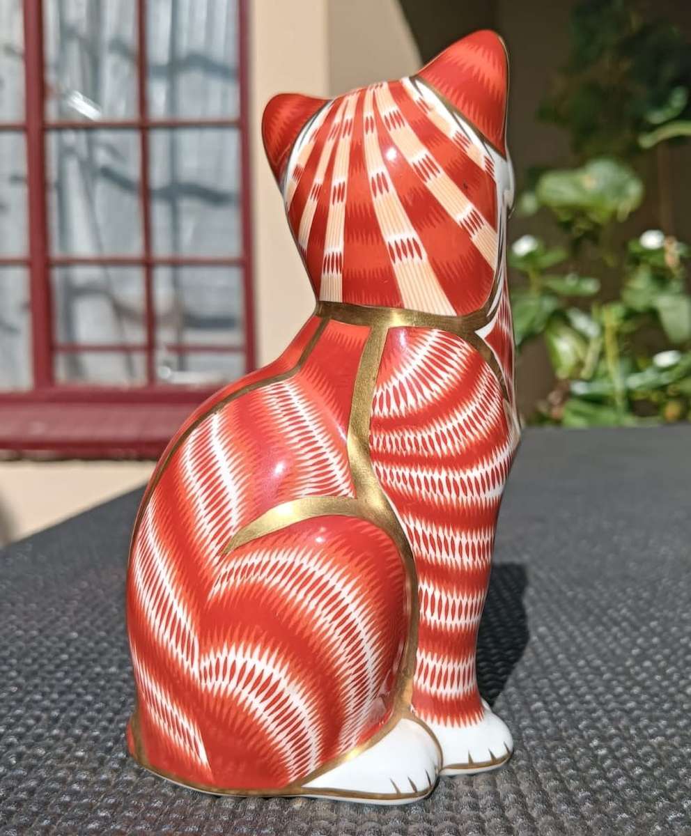 Royal Crown Derby Cat 1994 Imari Paperweight  22K Gold Highlights  Gold Stopper