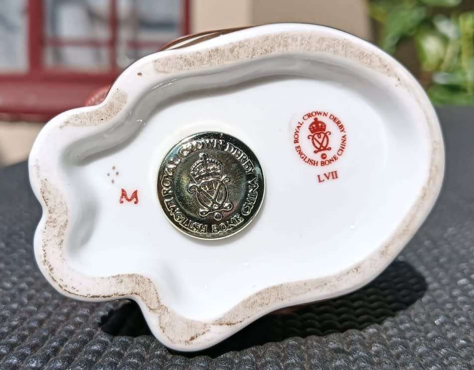 Royal Crown Derby Cat 1994 Imari Paperweight  22K Gold Highlights  Gold Stopper