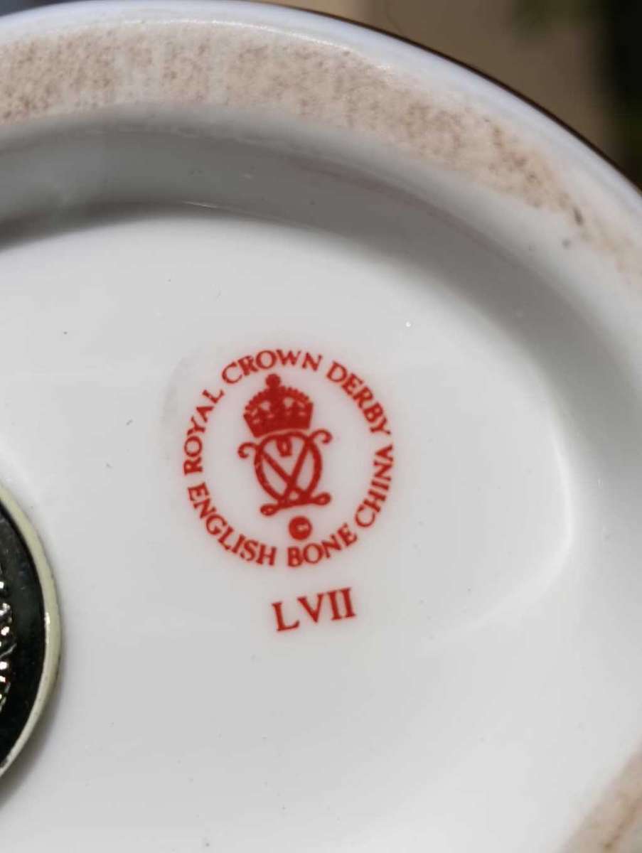 Royal Crown Derby Cat 1994 Imari Paperweight  22K Gold Highlights  Gold Stopper