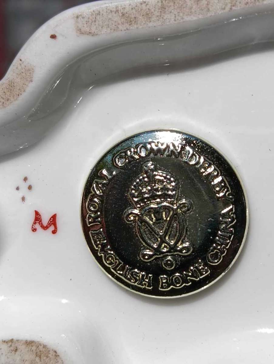 Royal Crown Derby Cat 1994 Imari Paperweight  22K Gold Highlights  Gold Stopper