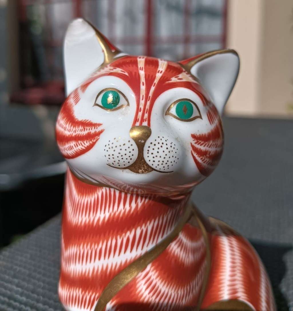 Royal Crown Derby Cat 1994 Imari Paperweight  22K Gold Highlights  Gold Stopper