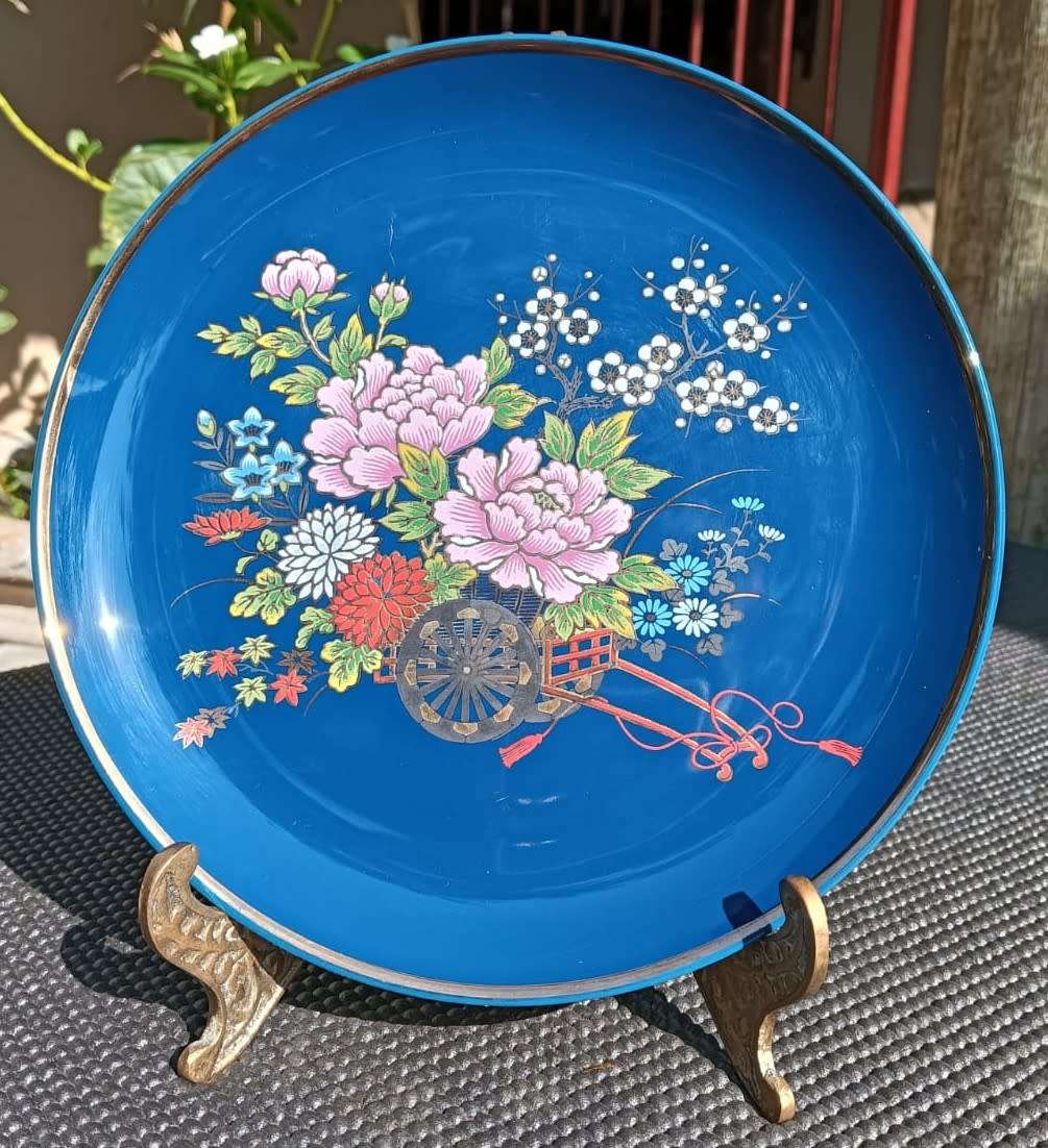 Stunning Hand Painted 1970s Bijutsu Toki (Art Ceramics) Japanese Blue Floral Cart Porcelain Plate