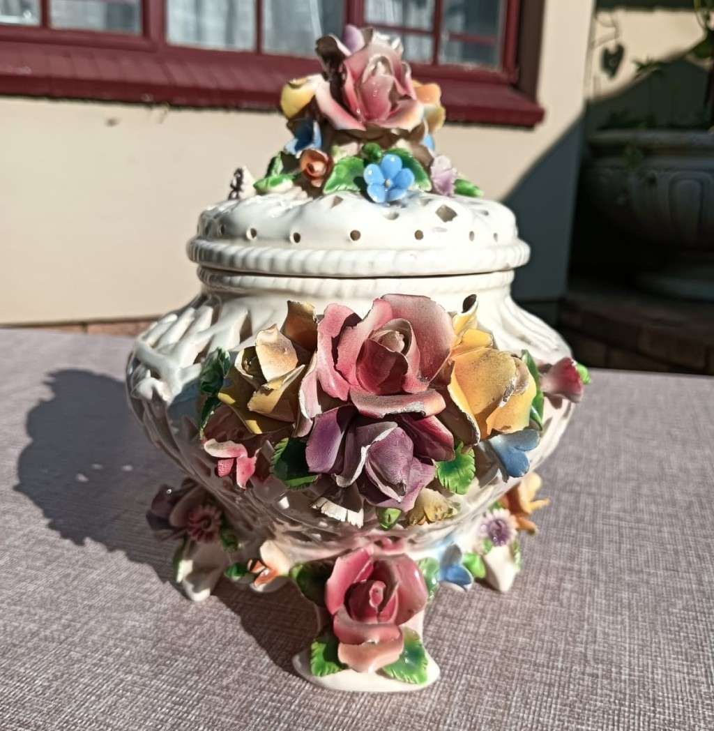 Eye Catching Capodimonte Style Vintage Flower Potpourri Pot