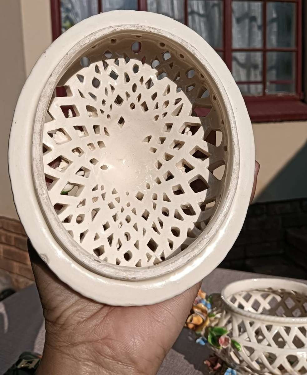 Eye Catching Capodimonte Style Vintage Flower Potpourri Pot