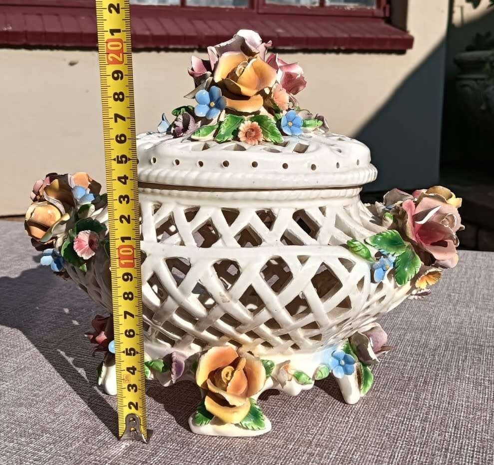 Eye Catching Capodimonte Style Vintage Flower Potpourri Pot