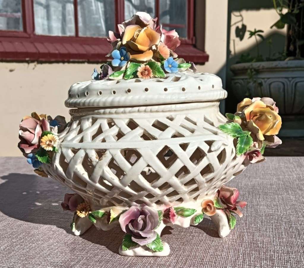 Eye Catching Capodimonte Style Vintage Flower Potpourri Pot