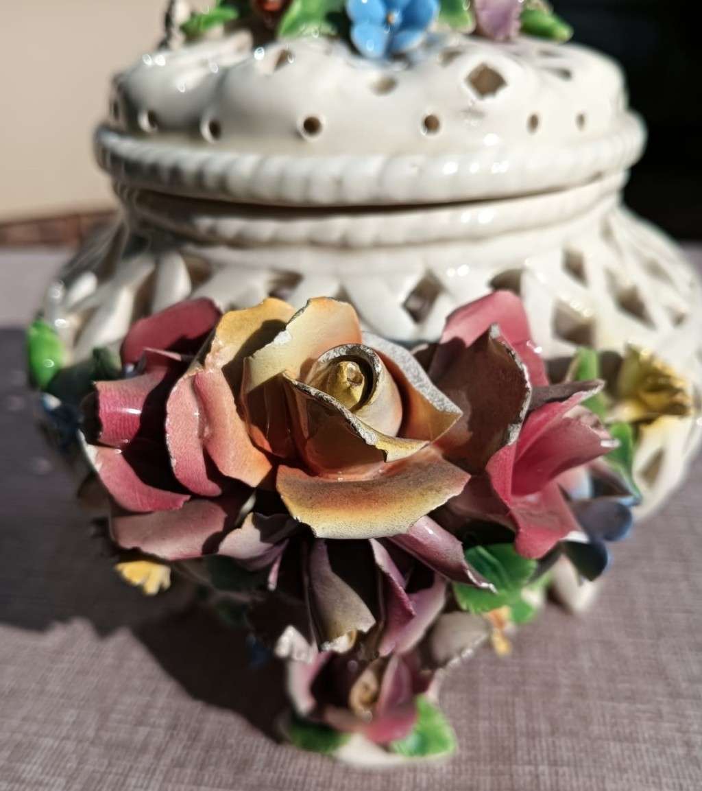 Eye Catching Capodimonte Style Vintage Flower Potpourri Pot