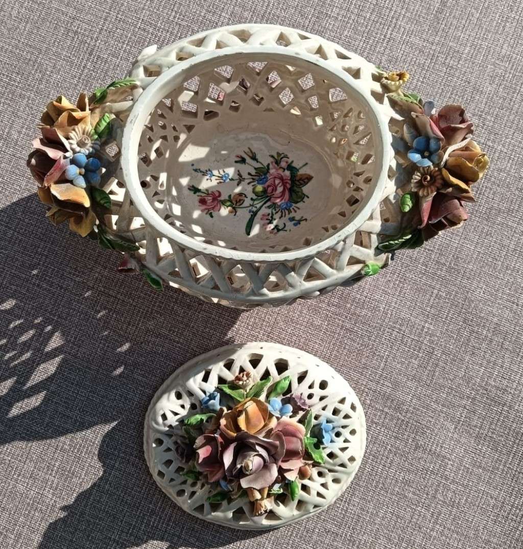 Eye Catching Capodimonte Style Vintage Flower Potpourri Pot