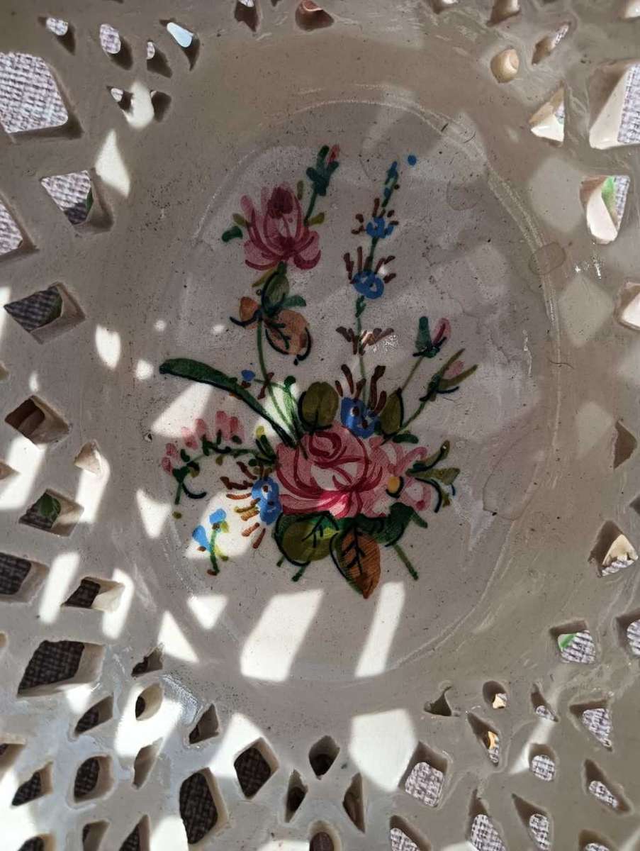 Eye Catching Capodimonte Style Vintage Flower Potpourri Pot