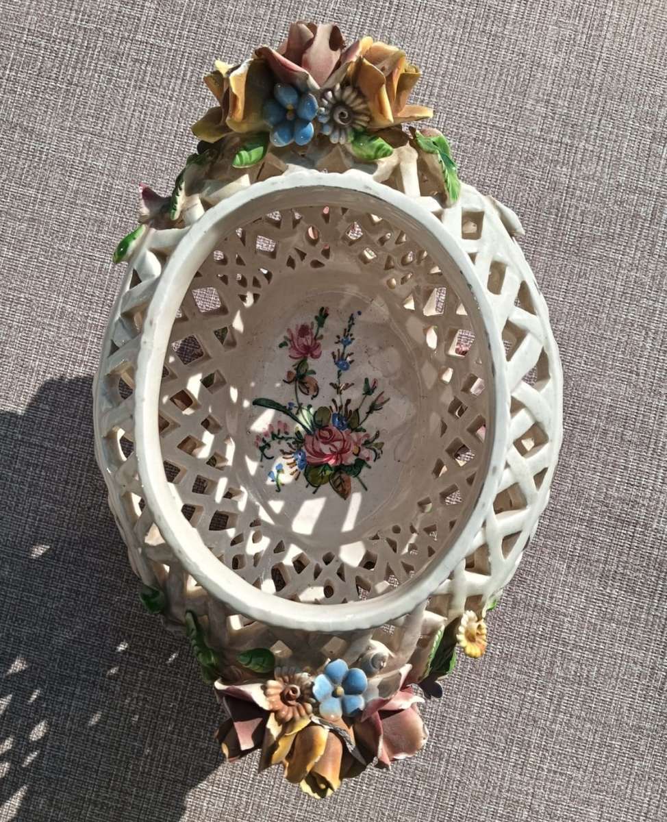 Eye Catching Capodimonte Style Vintage Flower Potpourri Pot