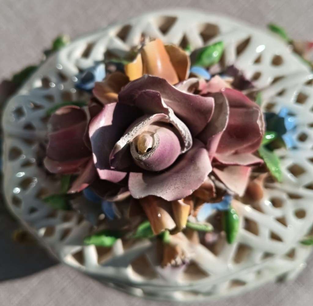Eye Catching Capodimonte Style Vintage Flower Potpourri Pot
