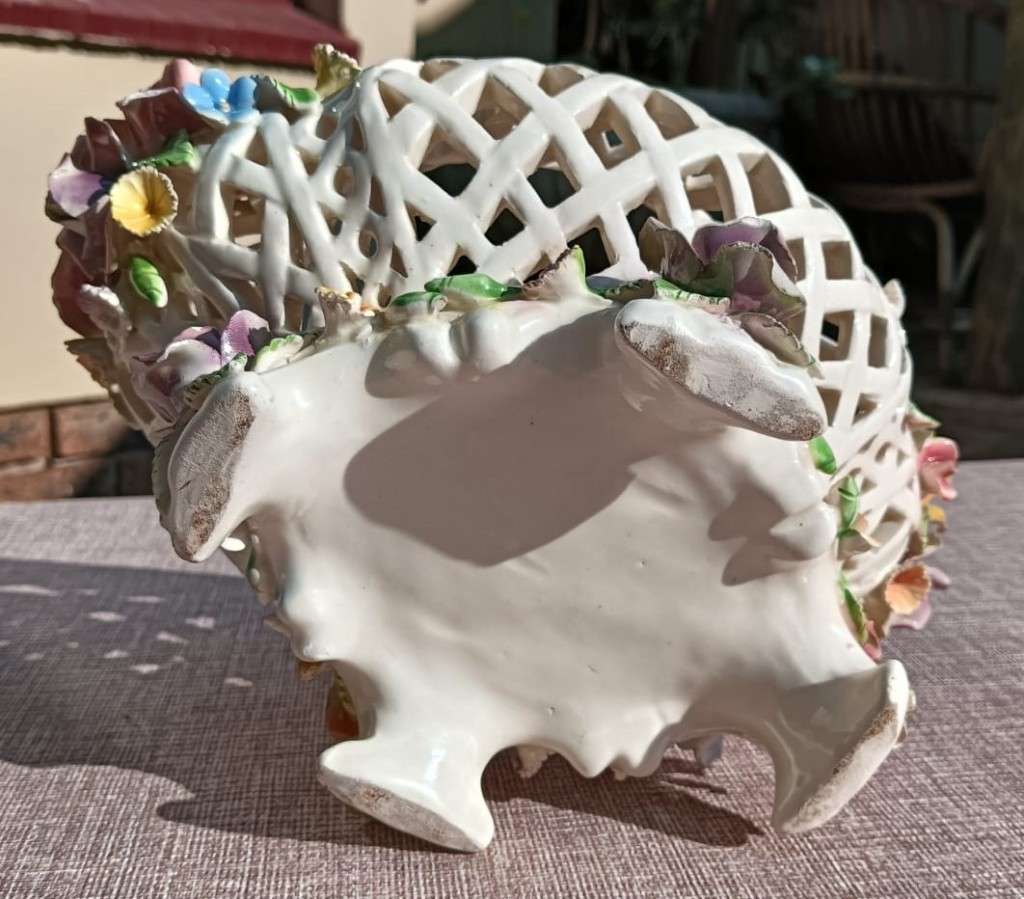 Eye Catching Capodimonte Style Vintage Flower Potpourri Pot