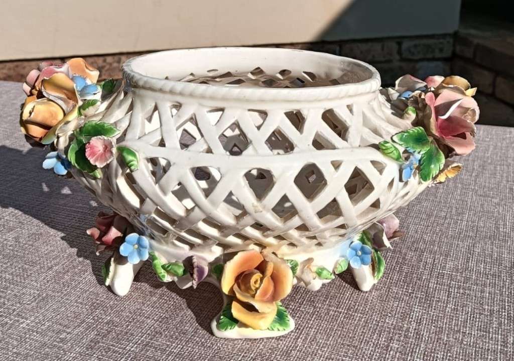 Eye Catching Capodimonte Style Vintage Flower Potpourri Pot