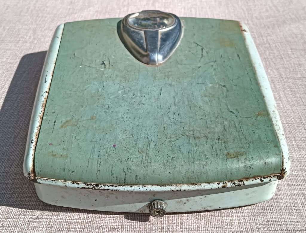 Cool 1950s Borg-Ericksen USA 260lb Mint Green Scale with  Chrome Bubble Glass Dialface Working