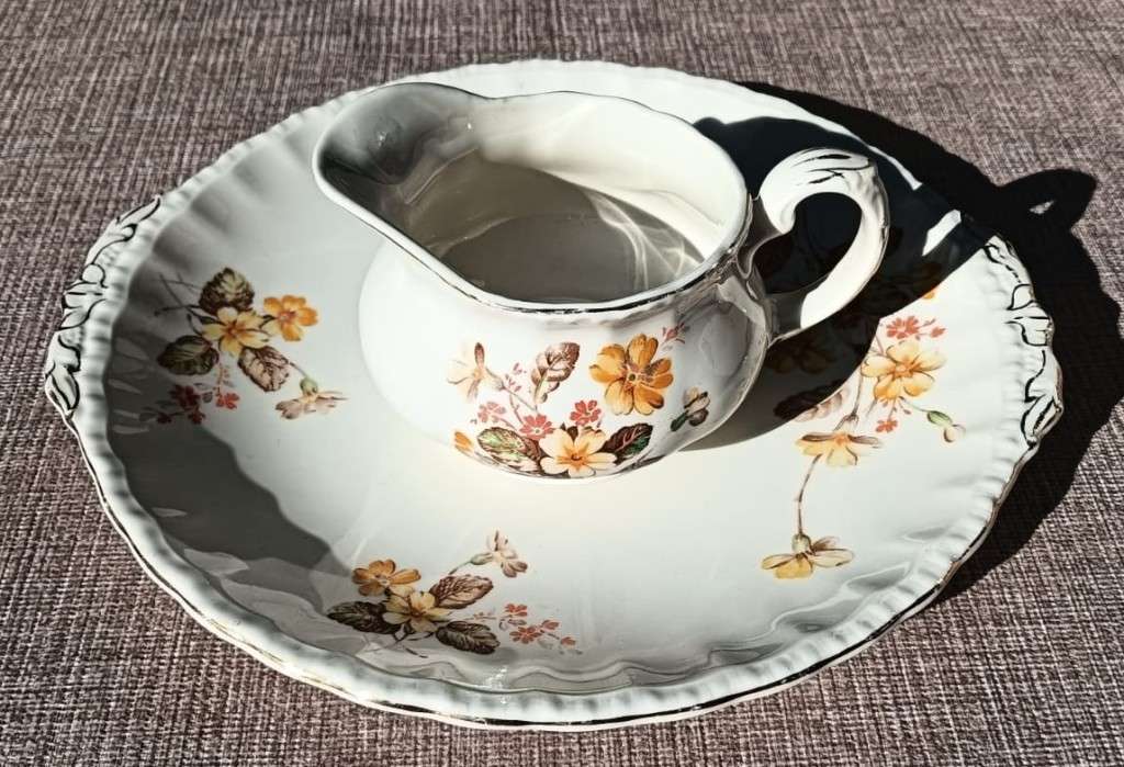 GRINDLEY ENGLAND CREAM PETAL SERIES 1950S WINDERMERE YELLOW JUBILEE PATTERN MILK PITCHER AND PLATE