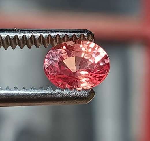 GLORIOUS ORANGE 1.20CT SAPPHIRE GEMSTONE WITH LOVELY OVAL CUT  UV RED!  THERMAL HIGH