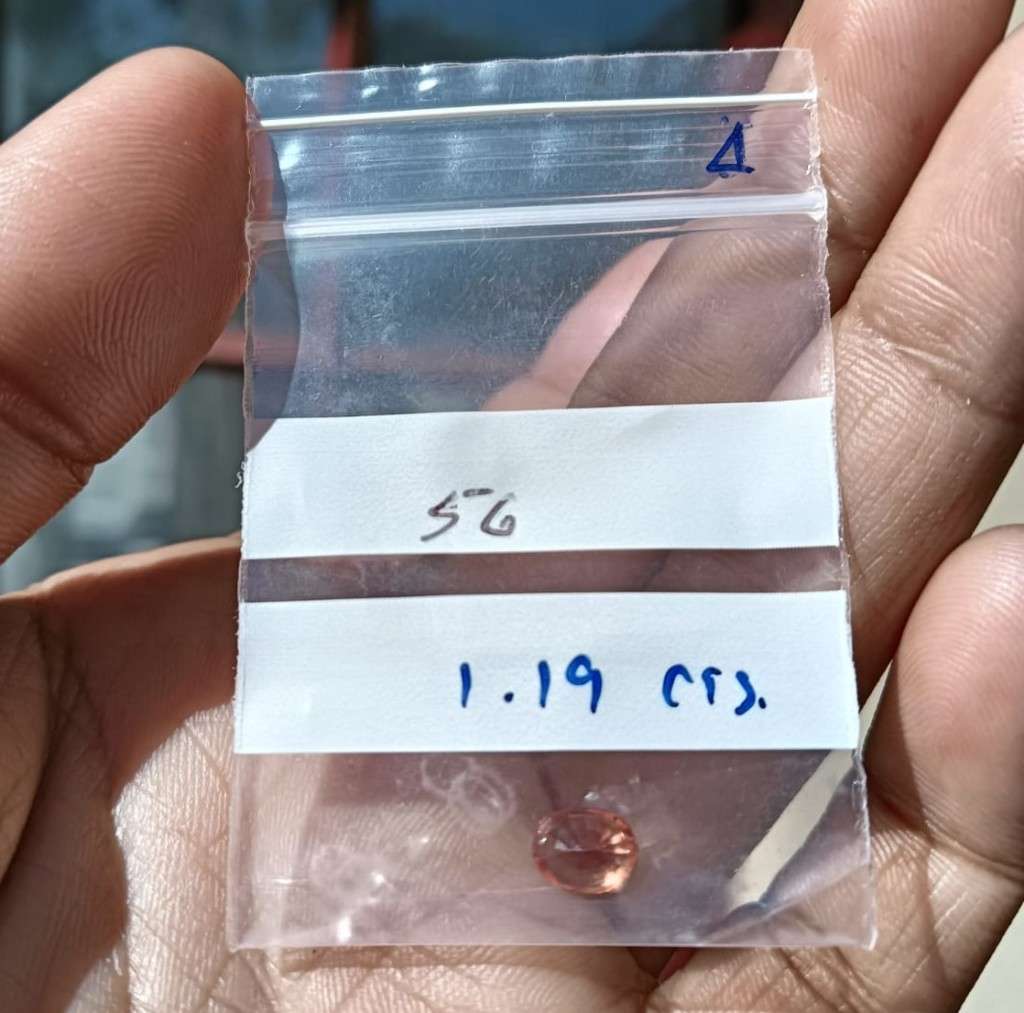 GLORIOUS ORANGE 1.20CT SAPPHIRE GEMSTONE WITH LOVELY OVAL CUT  UV RED!  THERMAL HIGH