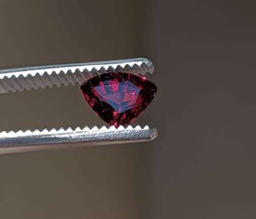 MAGNETIC! FIRE ORANGE RED 1.50CT SPESSARTINE AFRICAN GARNET GEMSTONE WITH BEAUTIFUL TRILLION CUT