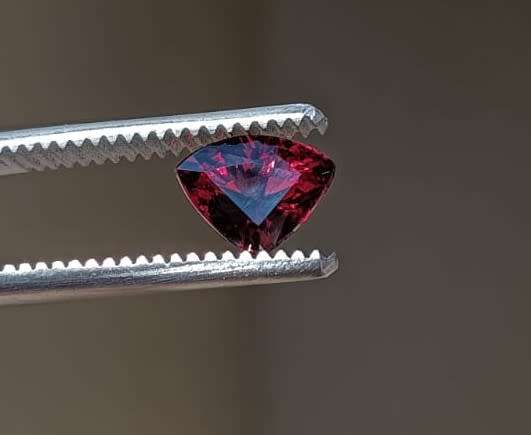 MAGNETIC! FIRE ORANGE RED 1.50CT SPESSARTINE AFRICAN GARNET GEMSTONE WITH BEAUTIFUL TRILLION CUT
