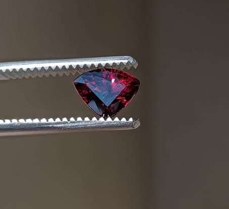 MAGNETIC! FIRE ORANGE RED 1.50CT SPESSARTINE AFRICAN GARNET GEMSTONE WITH BEAUTIFUL TRILLION CUT