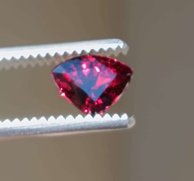MAGNETIC! FIRE ORANGE RED 1.50CT SPESSARTINE AFRICAN GARNET GEMSTONE WITH BEAUTIFUL TRILLION CUT