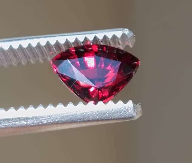 MAGNETIC! FIRE ORANGE RED 1.50CT SPESSARTINE AFRICAN GARNET GEMSTONE WITH BEAUTIFUL TRILLION CUT