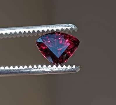 MAGNETIC! FIRE ORANGE RED 1.50CT SPESSARTINE AFRICAN GARNET GEMSTONE WITH BEAUTIFUL TRILLION CUT