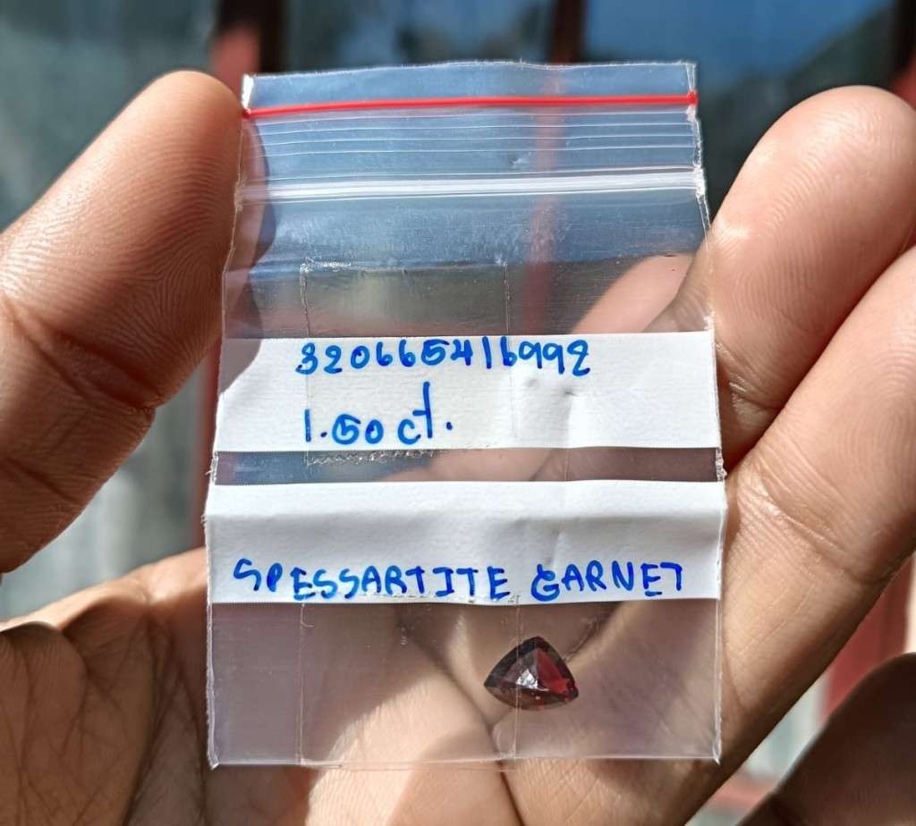 MAGNETIC! FIRE ORANGE RED 1.50CT SPESSARTINE AFRICAN GARNET GEMSTONE WITH BEAUTIFUL TRILLION CUT