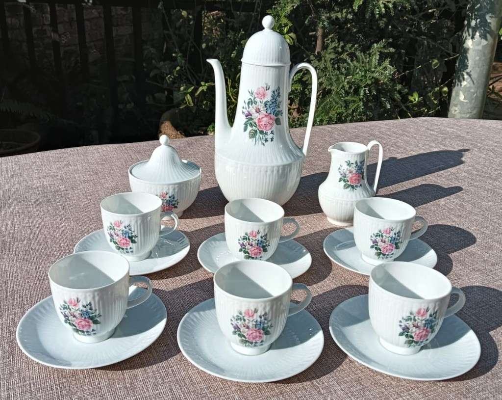 Gorgeous Hutshenreuther Selb Germany (1939-1965) 17 Piece Teaset in Beautiful Rose Excellenz Pattern