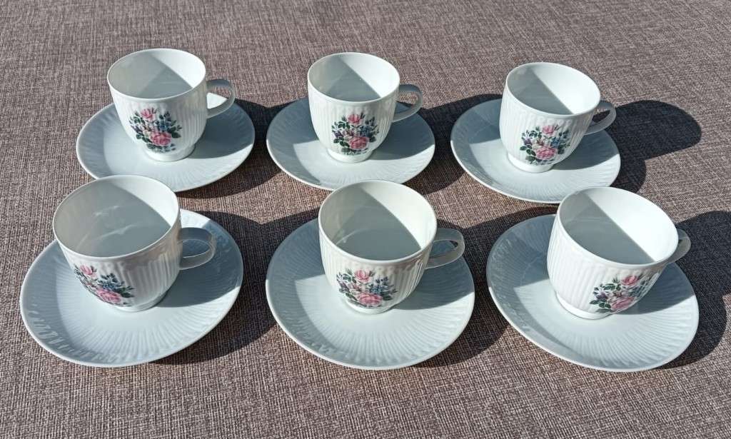 Gorgeous Hutshenreuther Selb Germany (1939-1965) 17 Piece Teaset in Beautiful Rose Excellenz Pattern