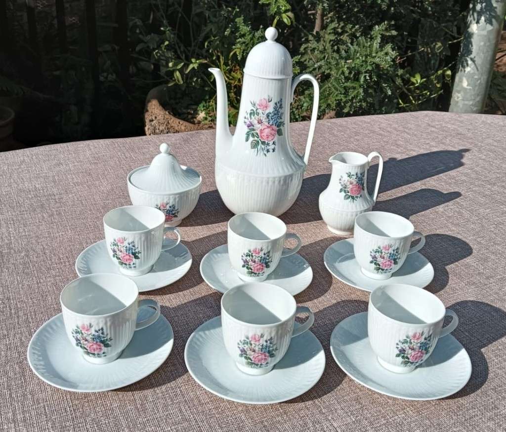 Gorgeous Hutshenreuther Selb Germany (1939-1965) 17 Piece Teaset in Beautiful Rose Excellenz Pattern