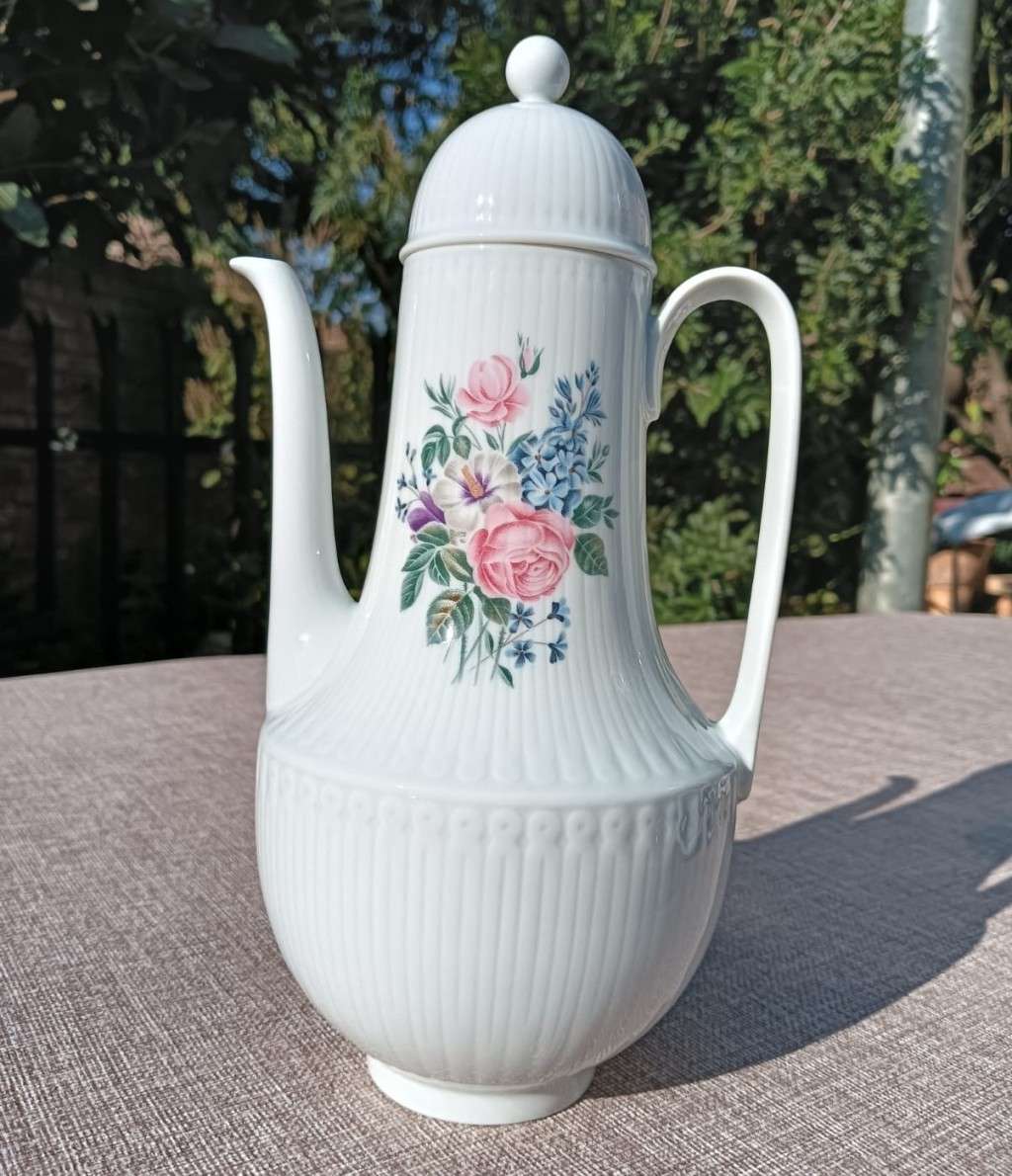 Gorgeous Hutshenreuther Selb Germany (1939-1965) 17 Piece Teaset in Beautiful Rose Excellenz Pattern