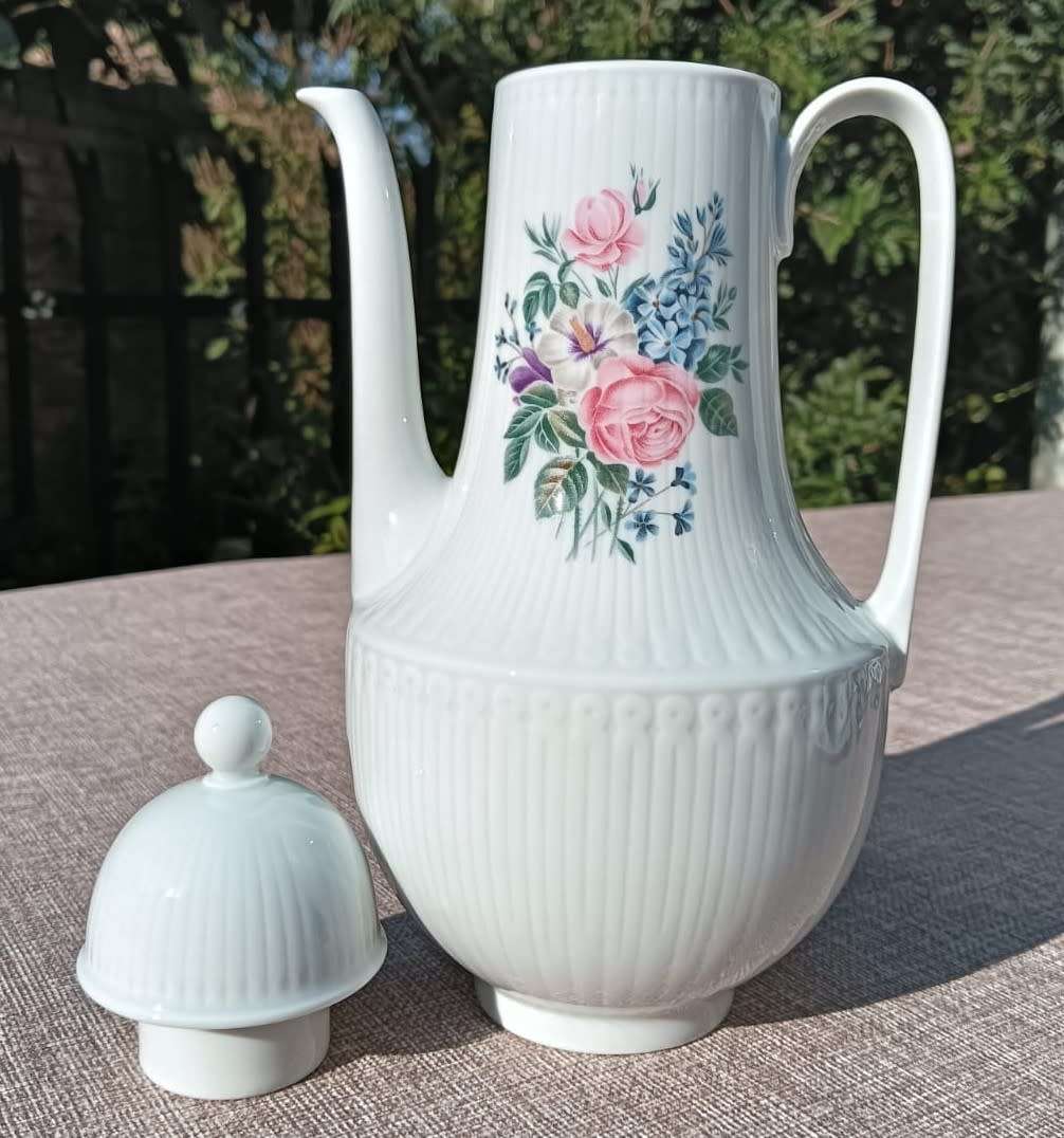Gorgeous Hutshenreuther Selb Germany (1939-1965) 17 Piece Teaset in Beautiful Rose Excellenz Pattern