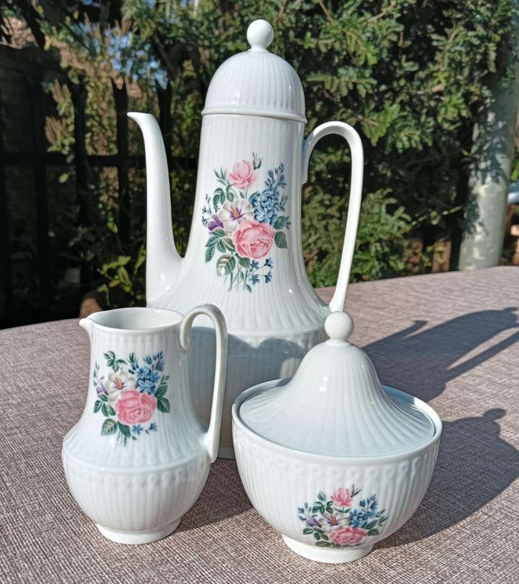 Gorgeous Hutshenreuther Selb Germany (1939-1965) 17 Piece Teaset in Beautiful Rose Excellenz Pattern