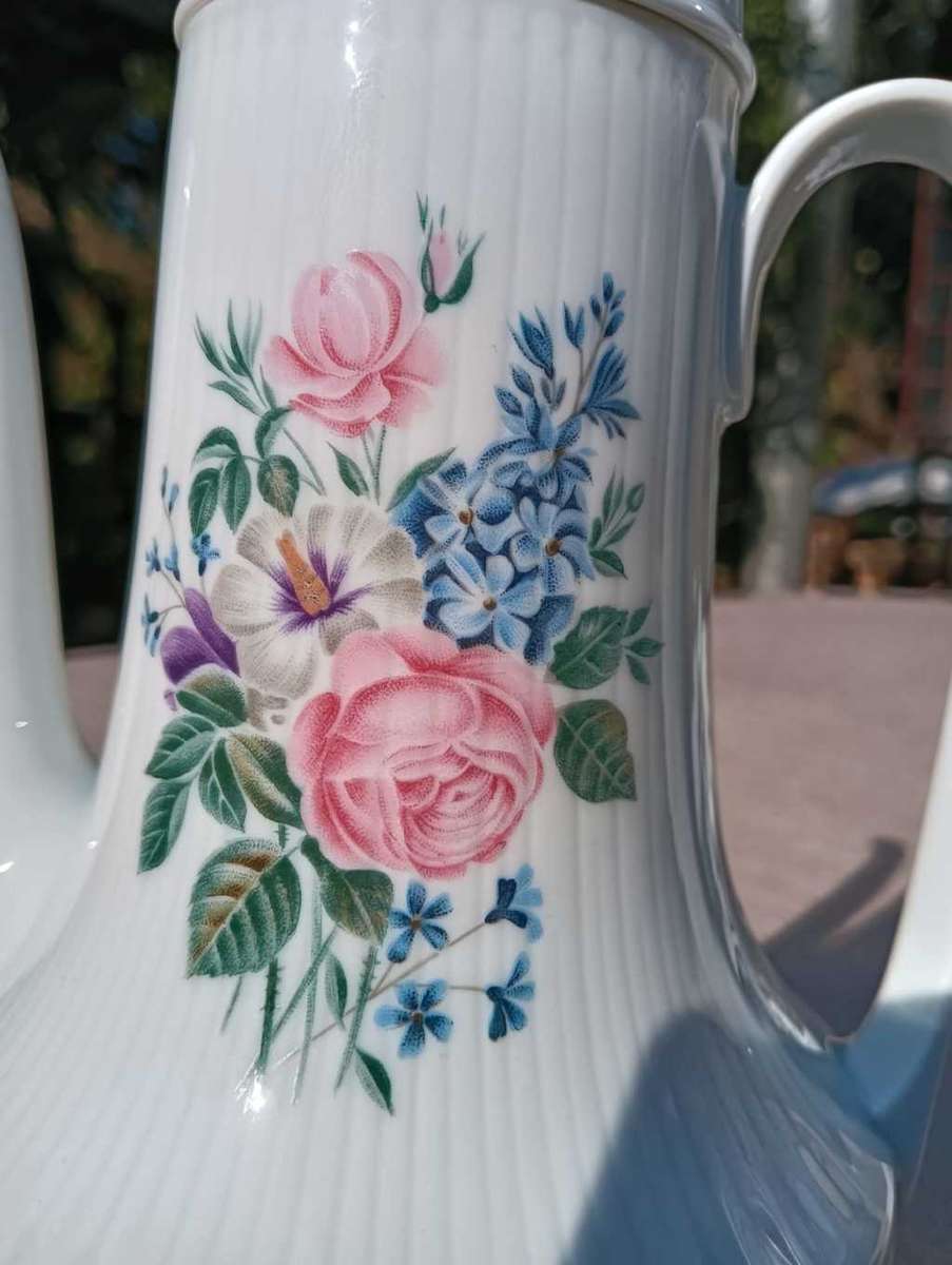 Gorgeous Hutshenreuther Selb Germany (1939-1965) 17 Piece Teaset in Beautiful Rose Excellenz Pattern