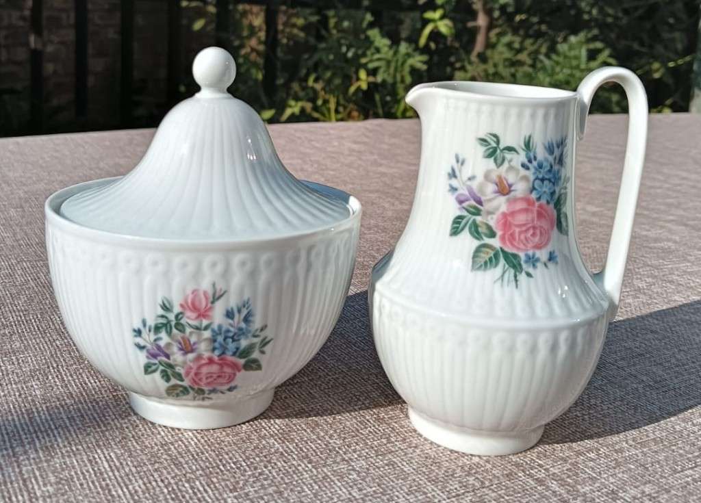 Gorgeous Hutshenreuther Selb Germany (1939-1965) 17 Piece Teaset in Beautiful Rose Excellenz Pattern