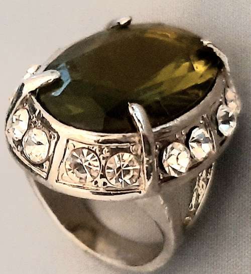 Stunning crystal and sparkling rhinestones ring