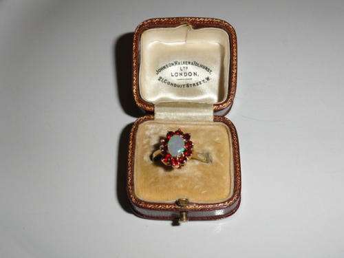 Vintage opal and garnet Ring 9ct British hallmarked