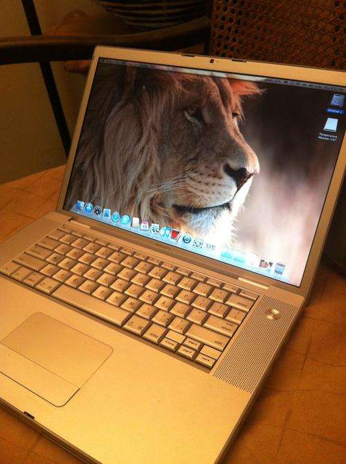 Macbook Pro 2,16 EXCELLENT CONDITION + Free courier