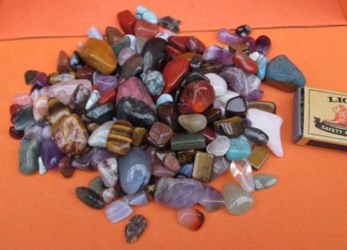 GLASS JAR OF TUMBLES AND NATURAL SEMI-PRECIOUS STONES