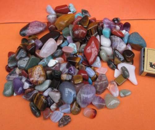GLASS JAR OF TUMBLES AND NATURAL SEMI-PRECIOUS STONES