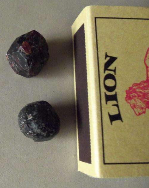 SEMI-PRECIOUS STONES - GARNETS (PYROPE)