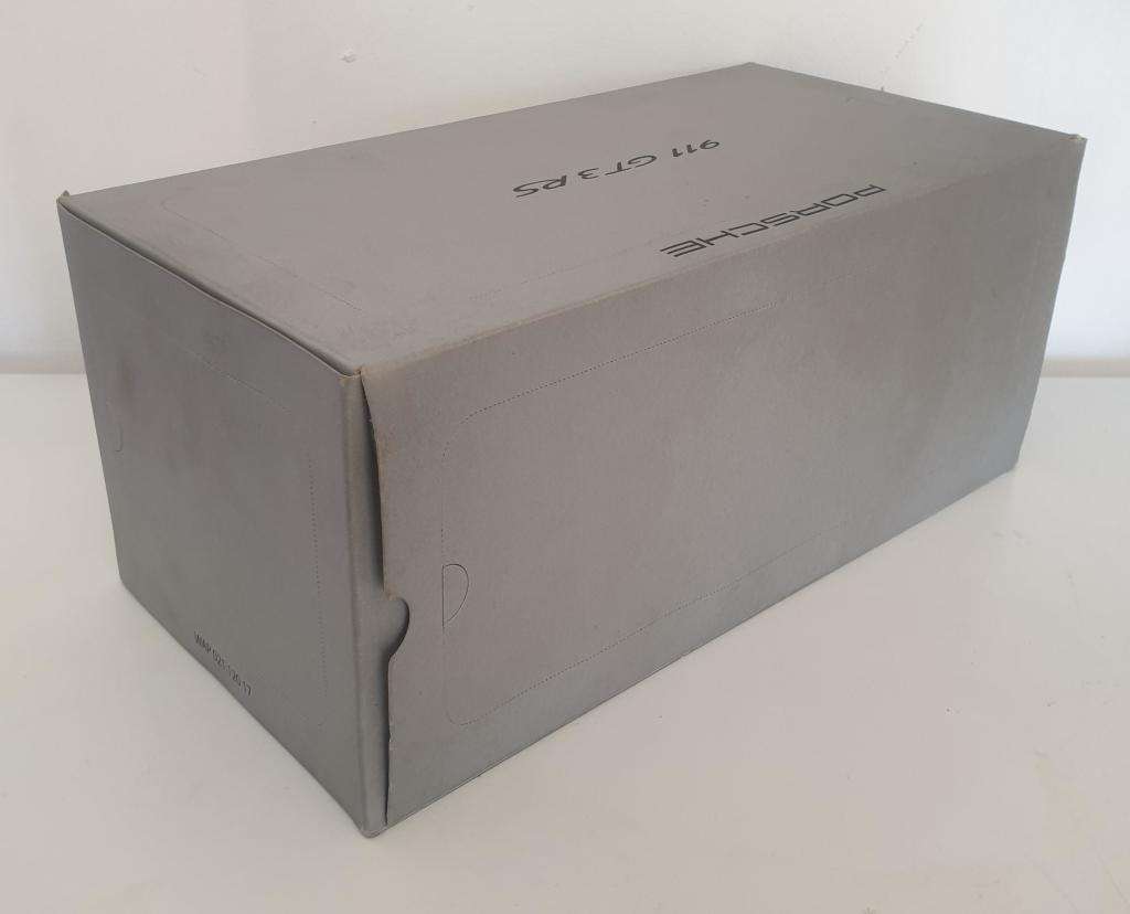 Porsche 911 GT3 RS Dealer Edition scale 1:18 Model by AutoArt -Never been displayed out of box