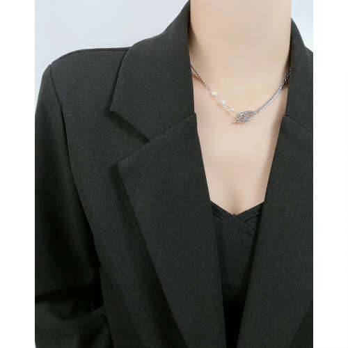 Artifitial pearl necklace